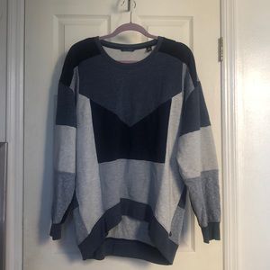 Raglan sleeve sweatshirt
